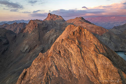 vue drone du pic avec le grand pic de belledonne